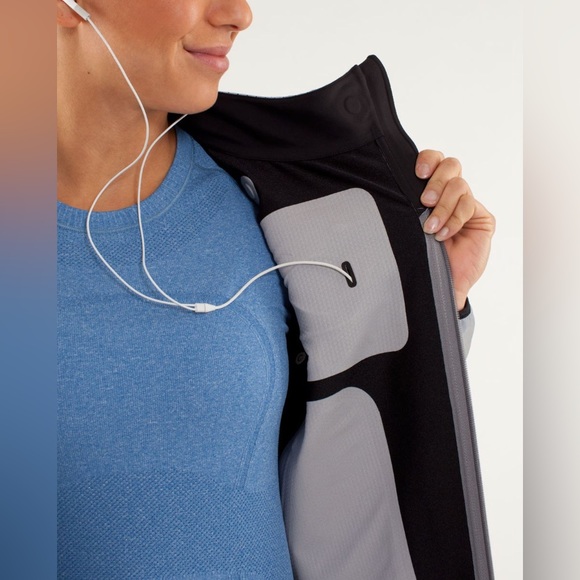 Lululemon Run: Reflective Jacket - Picture 5 of 12